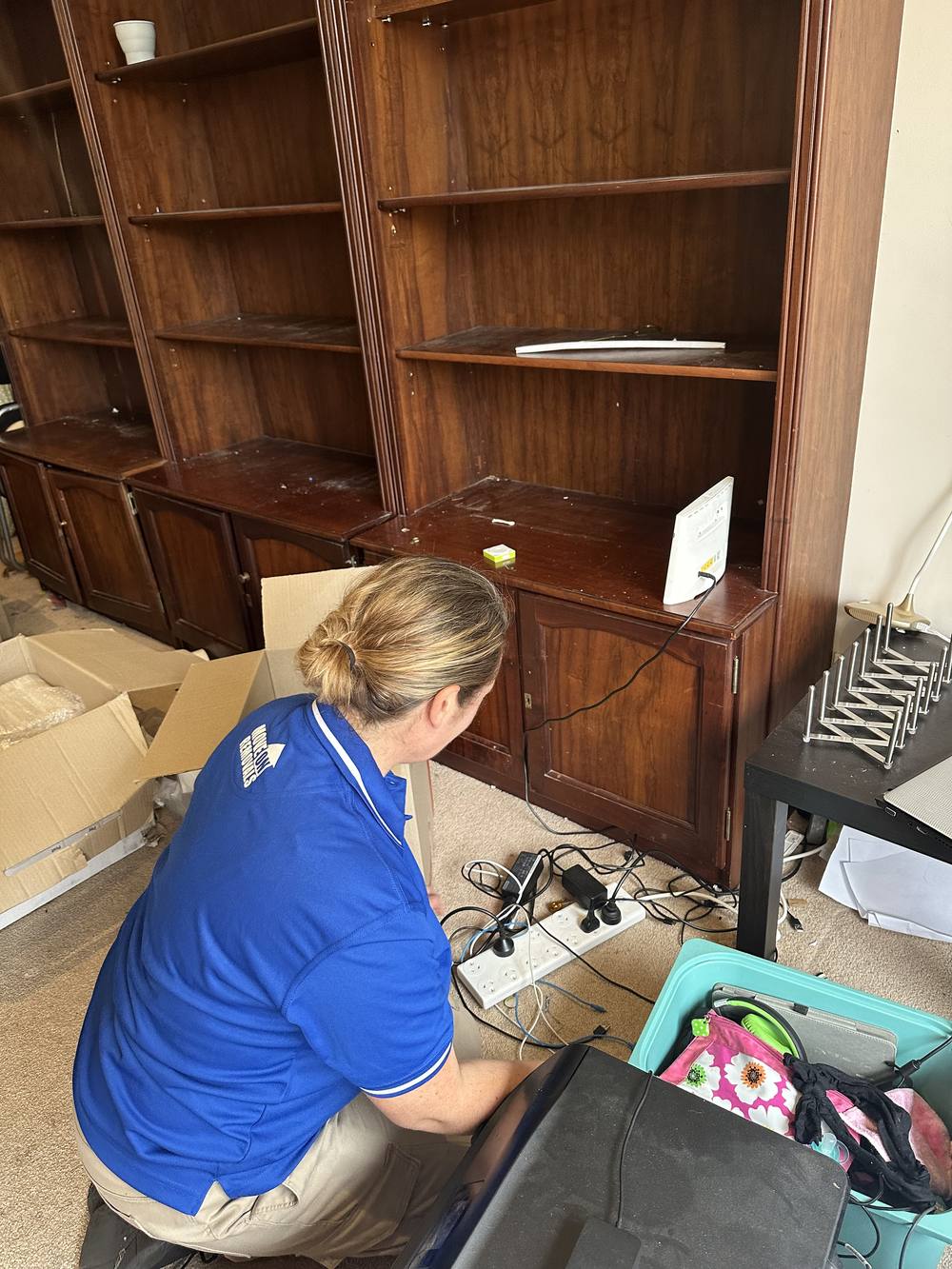 Mover carefully disconnecting electronics before packing