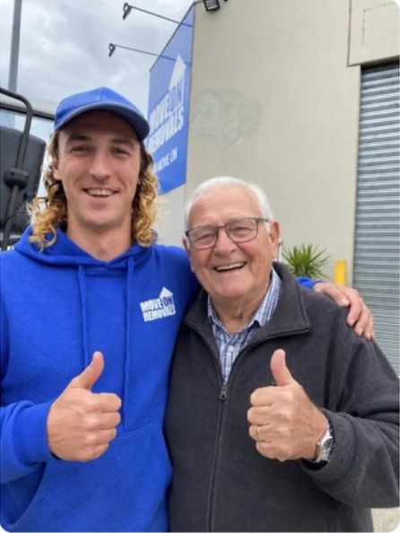 Move On Removals mover giving a thumbs up with a satisfied customer